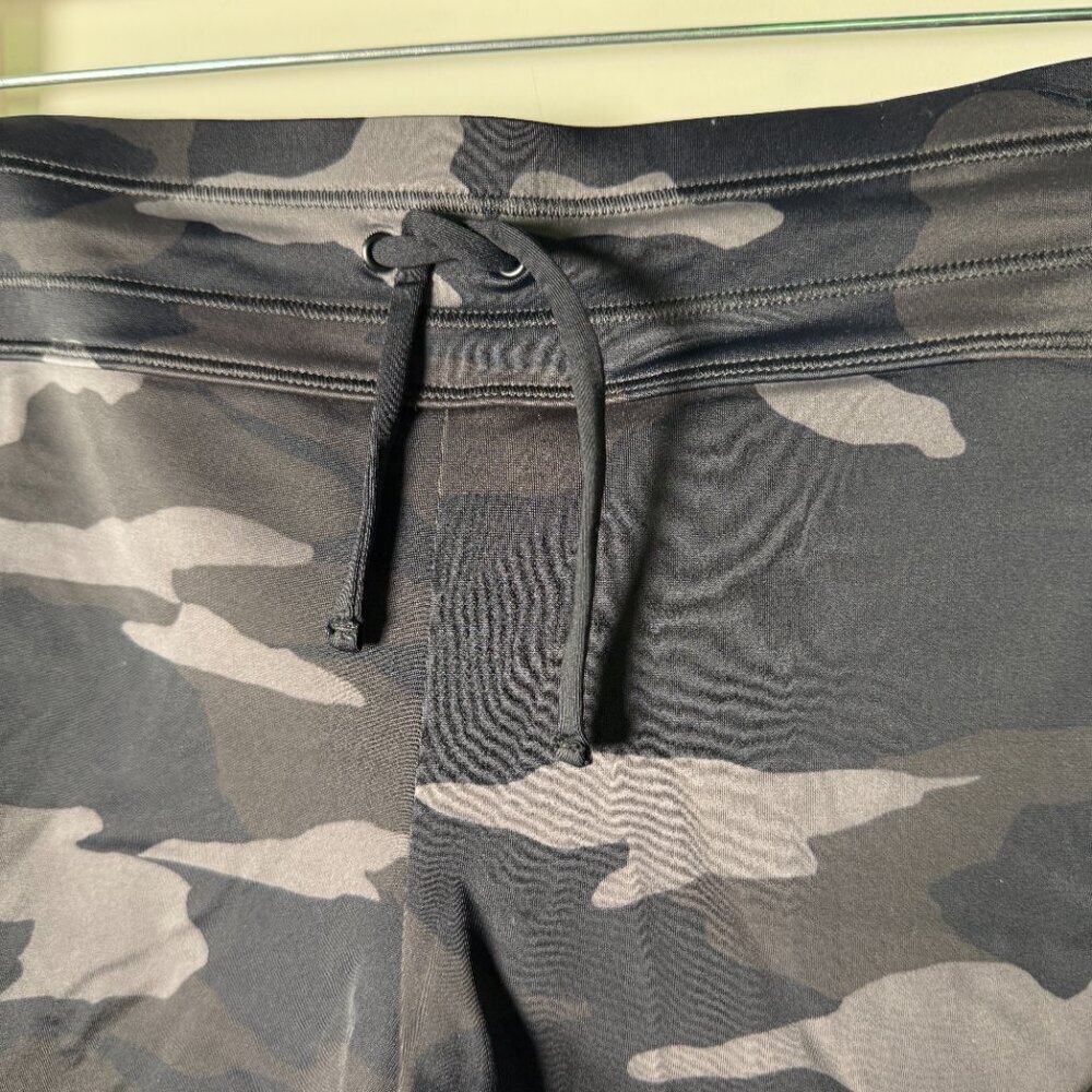 Athleta Camo Black Shorts Sz Small - Picture 7 of 7
